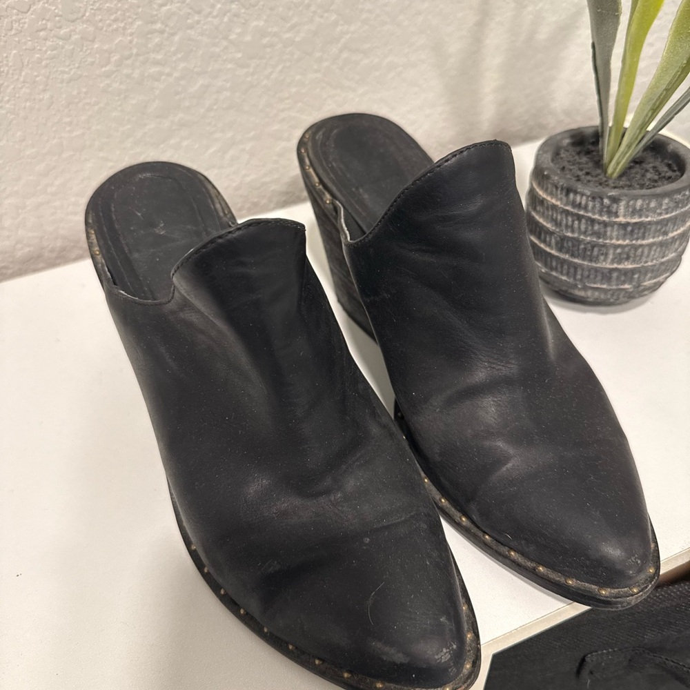 Chinese Laundry Black Leather Mules